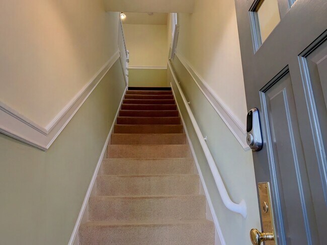 Foto del edificio - Sunny, Spacious, and Updated 4 Bed, 2 Bath...