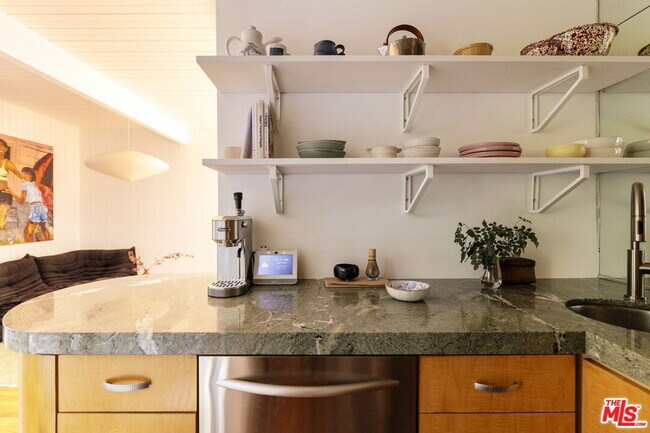 Foto del edificio - 8322 Ridpath Dr