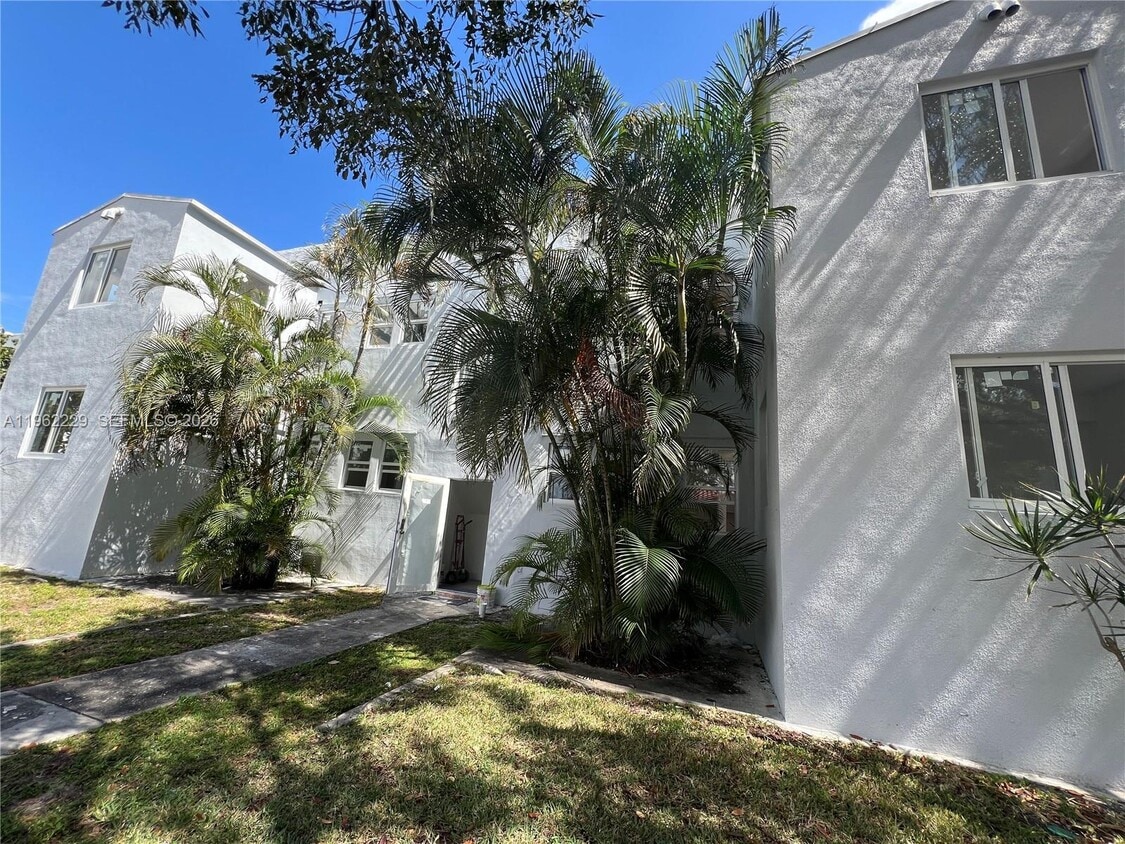 Building Photo - 1015 S 17th Ave