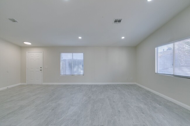 Building Photo - 3 bedrooms, 2 bathrooms remodeled One stor...