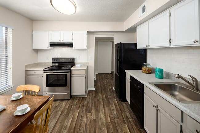Building Photo - The Oxford Apartments