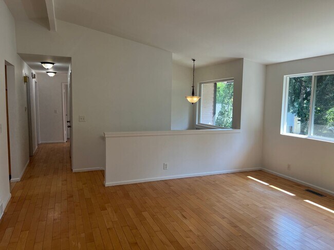 Building Photo - 4bd/2.75ba Bellevue Home