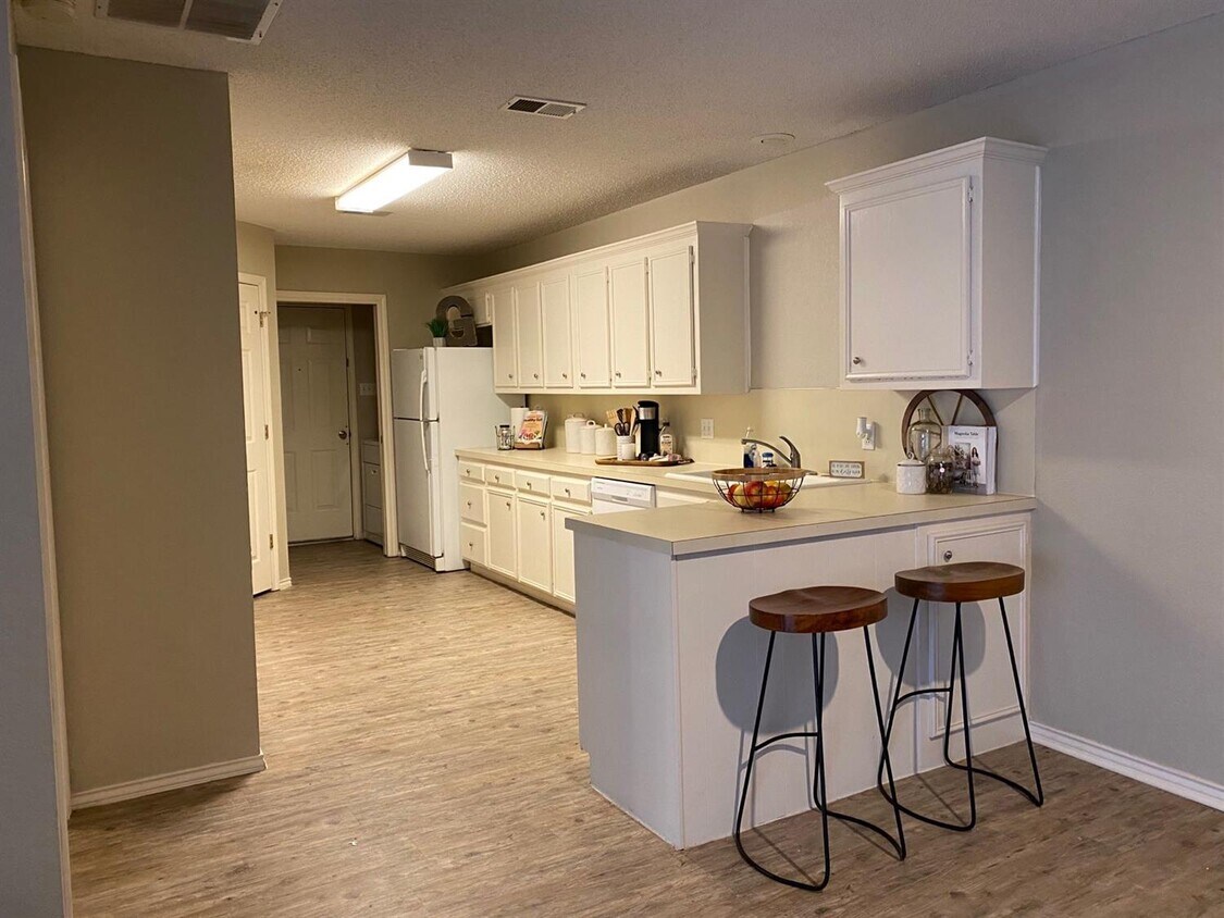 Foto principal - 8234 Raleigh Ave