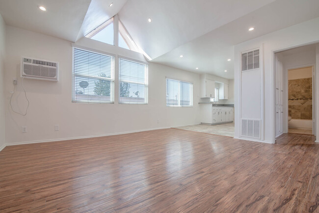 Building Photo - 1439 S Point View Street