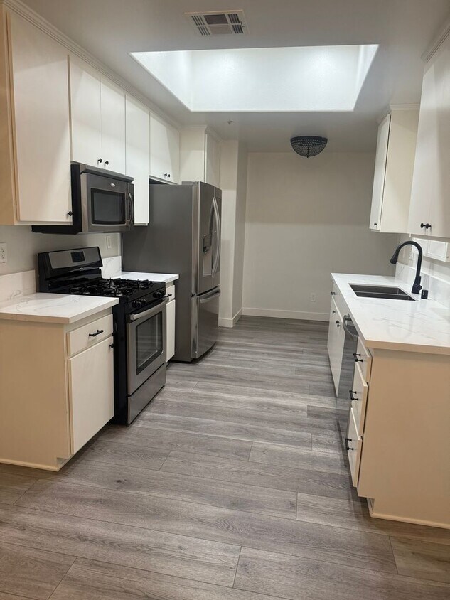 Foto principal - SPACIOUS AND BRIGHT 2+2 CONDO! CLOSE TO MA...
