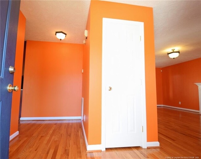Building Photo - 324 Roundtree Dr