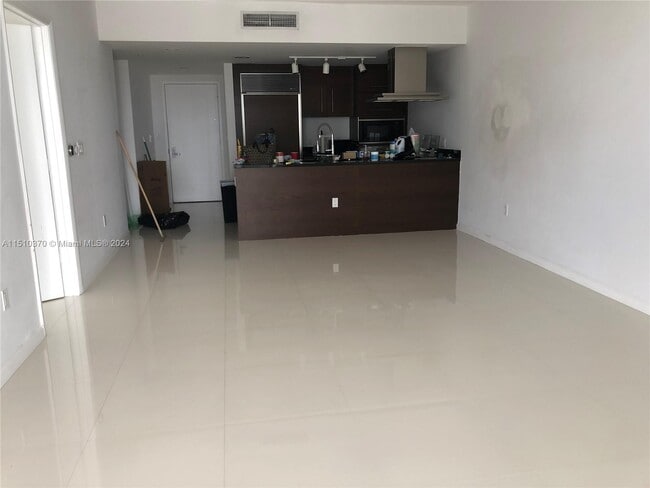 Building Photo - 495 Brickell Ave