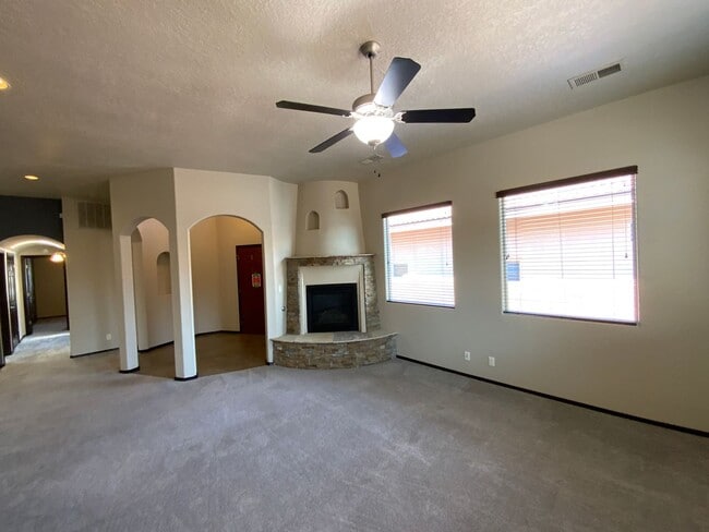 Foto del edificio - 3 Bedroom Custom Single Story Home Availab...