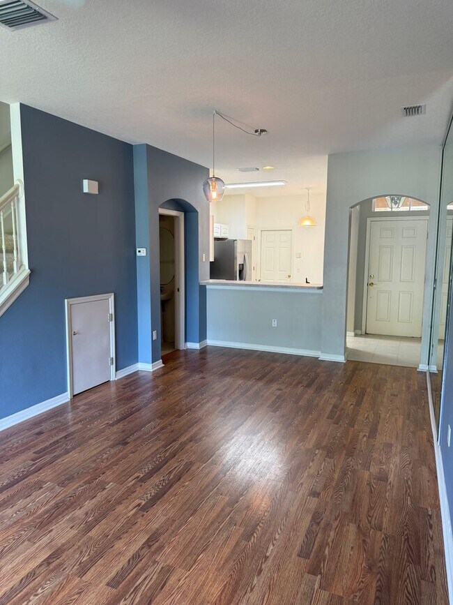 Building Photo - Spacious 2 Bedroom, 1.5 Bath Townhouse For Lease