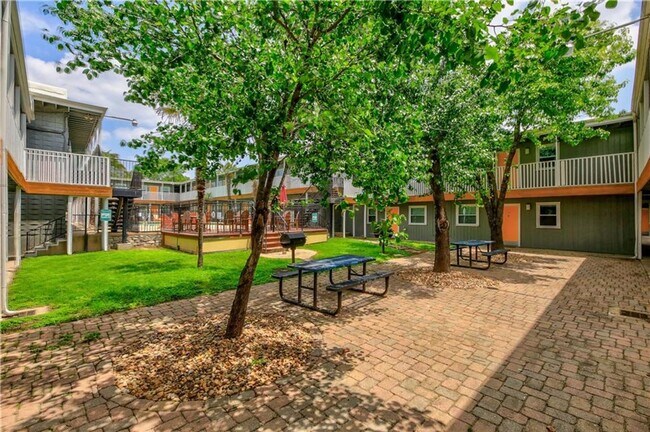 Foto del edificio - 2401 Manor Rd