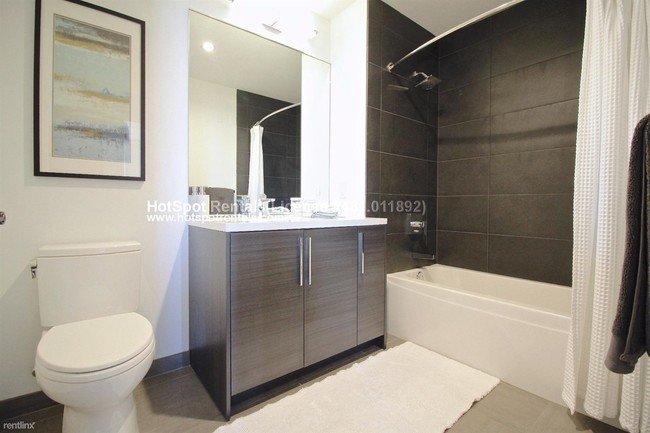 Foto del edificio - 625 W Division St