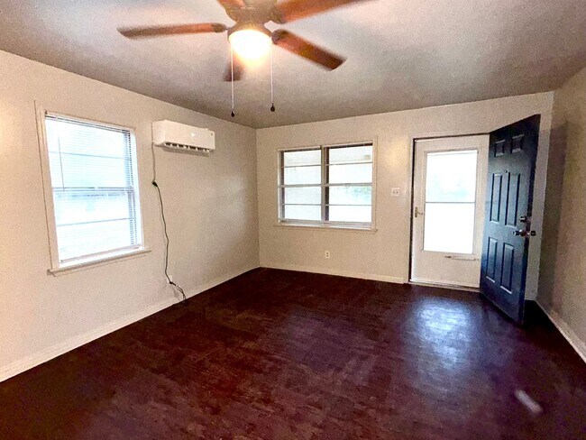 Foto del edificio - Freshly Painted 4 Bedroom Bungalow/ Vouche...