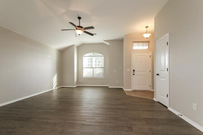 Building Photo - 613 Talon Dr