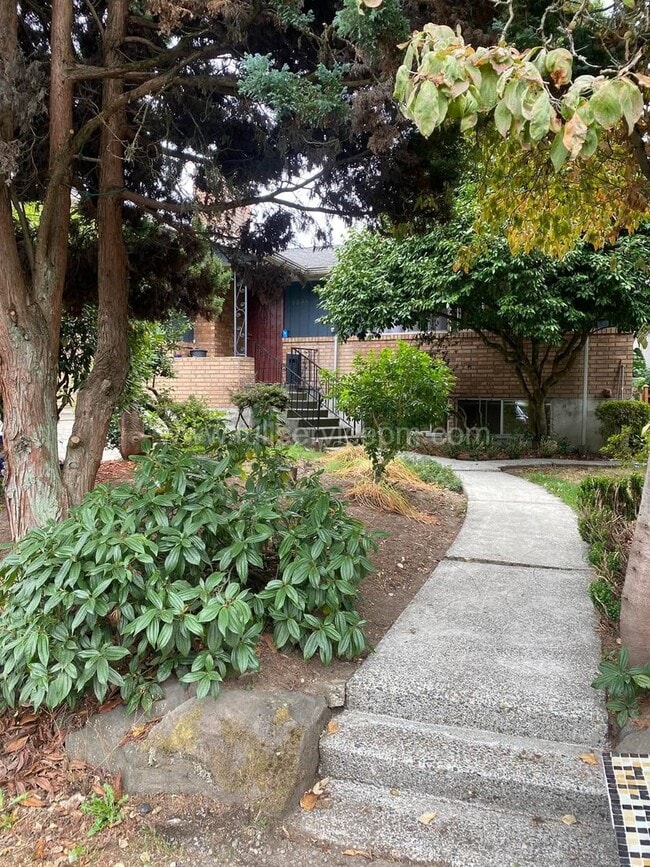 Building Photo - 3845 NE 95th St