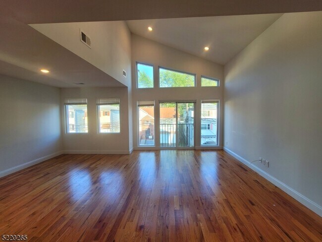 Foto del edificio - 127-129 Brookdale Ave-
