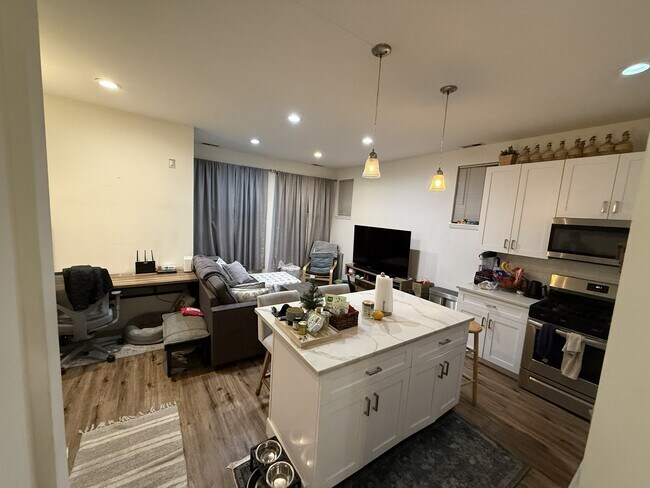 Cocina-Sala de estar - 1845 N Marshfield Ave