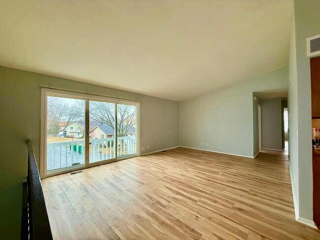 Foto del edificio - 330 Hampton Ct