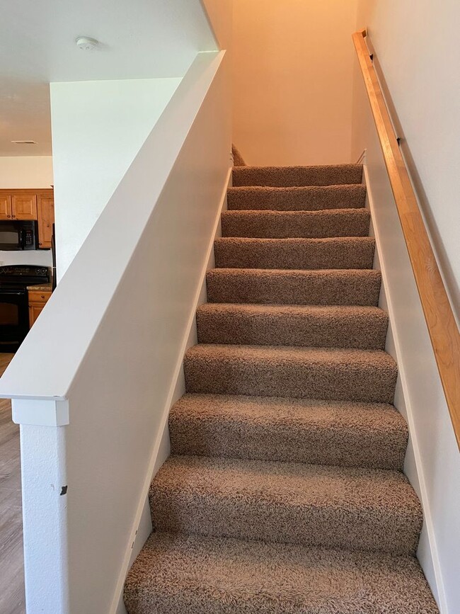 Building Photo - Come home to a 3 bed, 2.5 bath townhome fo...