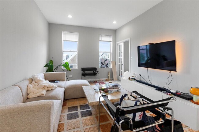 Foto del edificio - 2246 W Belden Ave