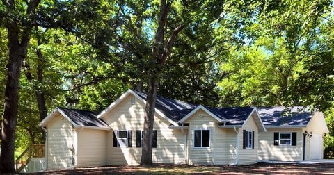 Primary Photo - Stunning 4 bdrm/2 bath in Genoa City