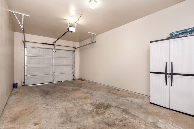 Building Photo - Remodeled 2 Bedroom Smart Home Duplex - Ro...
