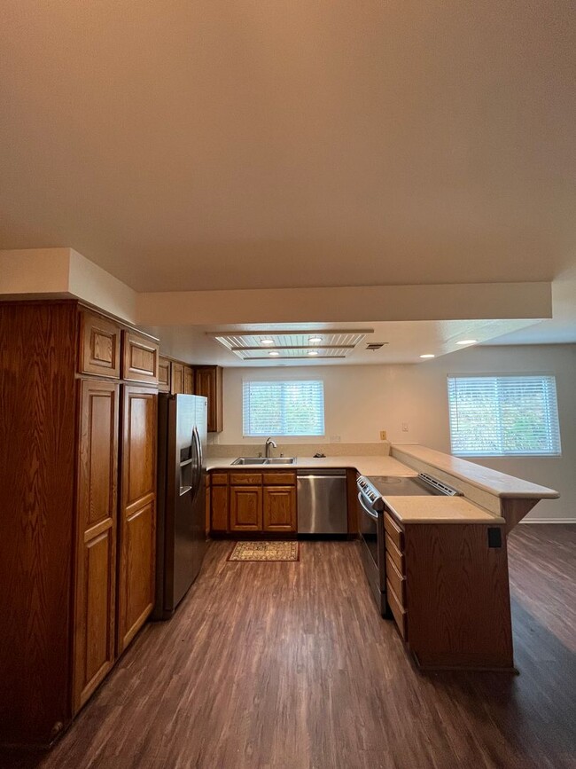 Building Photo - LOOK NO FURTHER! SPACIOUS 3 BED 2 BATH HOM...