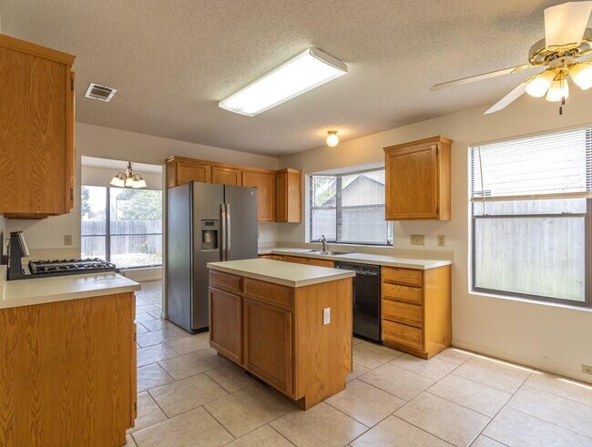 Building Photo - 300 Oakcrest Dr