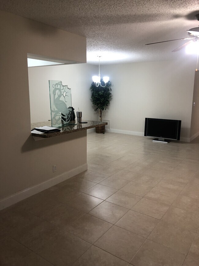 Foto del edificio - 14404 Canalview Dr