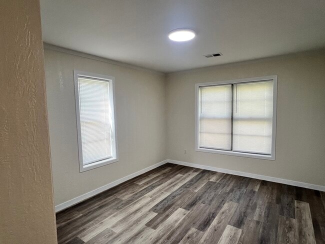 Building Photo - 929 E Sullenberger Ave