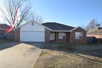 Building Photo - 906 SW Navajo Dr