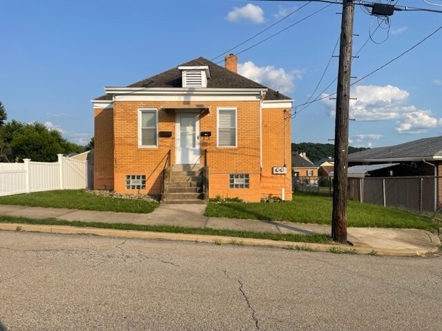 front entrance unit B - 616 McNary St