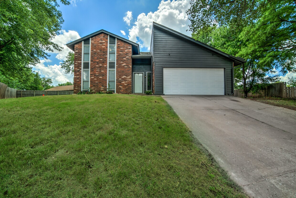 824 Lakeside Cir, Edmond, OK 73012 House Rental in Edmond, OK