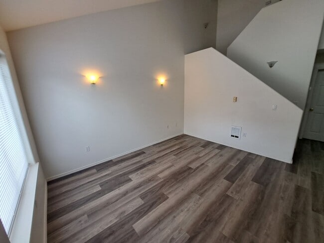 Foto del edificio - 2 Bed/2 Bath Apartment in NE Bend - Worthington Court