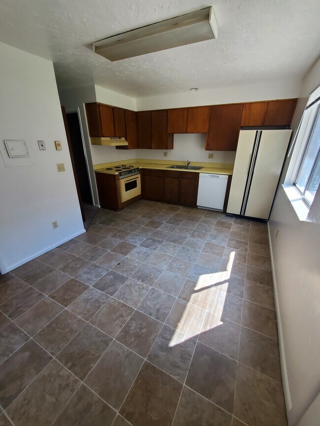Building Photo - 390 S Saturn Ave