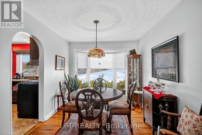 Photo du bâtiment - 3633 Revelstoke Dr