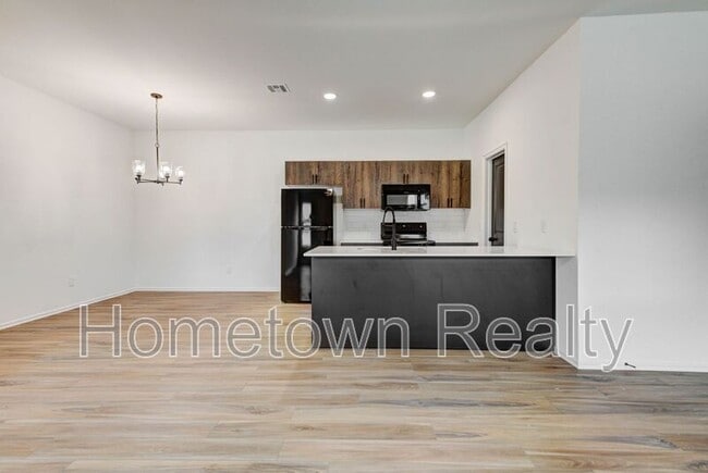 Building Photo - 410 N Cyn Ter