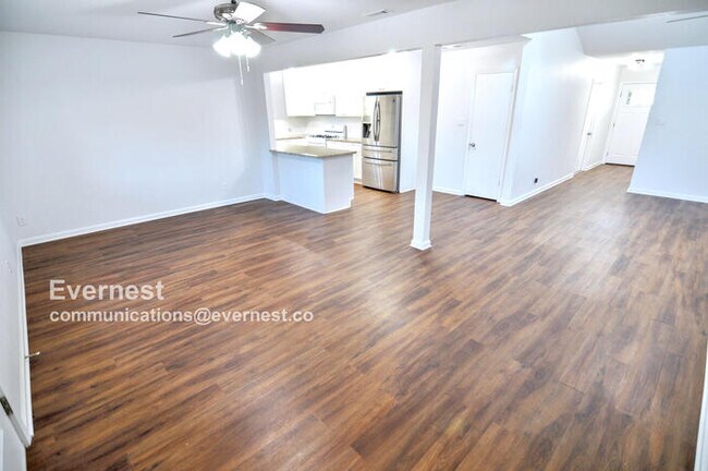 Foto del edificio - Spacious 3-Bedroom Home with Fenced Yard &...