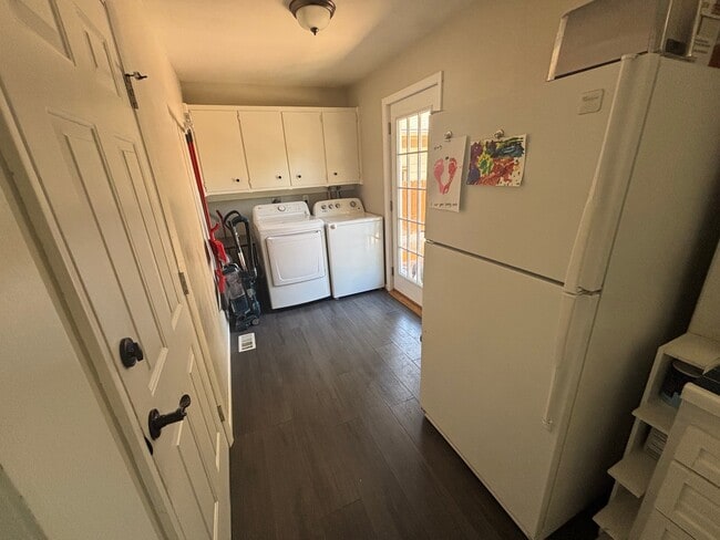 Building Photo - 1007 Sanders Dr