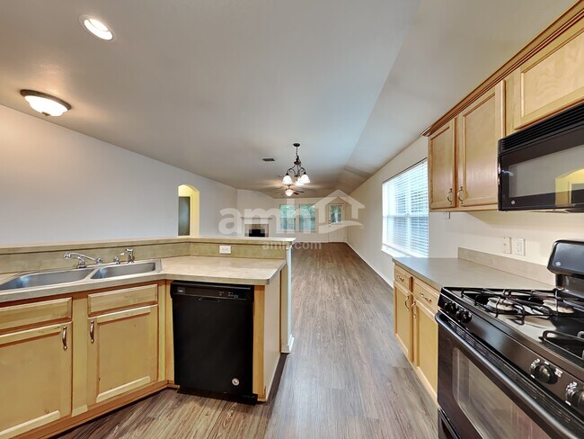 Foto del edificio - 3833 Pinebluff Ln