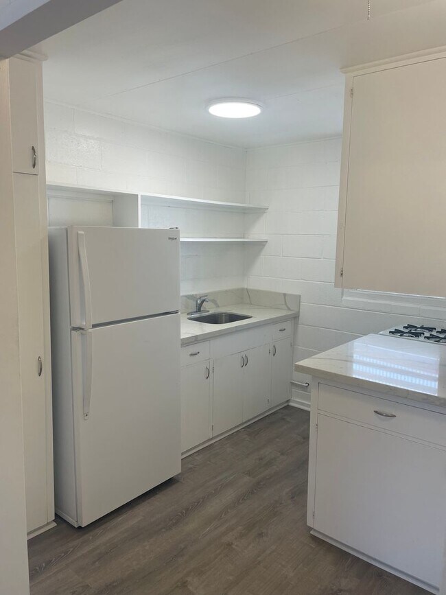 Foto del edificio - Moiliili/University - Hausten St - 2 Bdrm/1 Bath/No Prkg - $1600