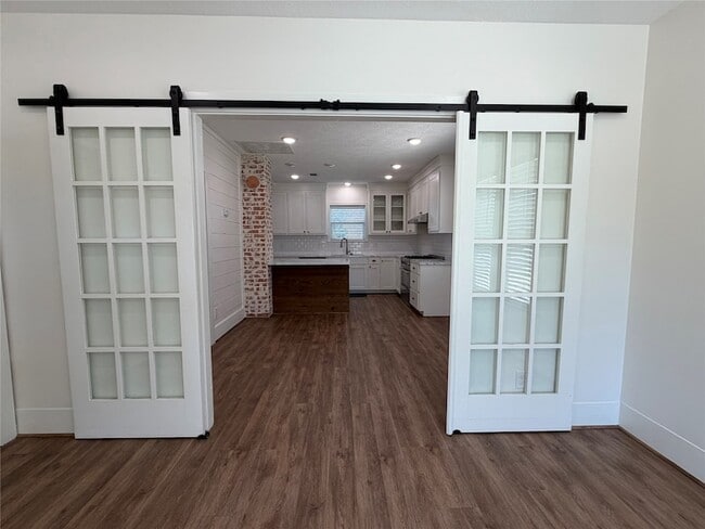 Building Photo - 402 W Third Street Unit