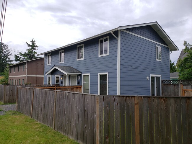 fully fenced yard - 2318 Donovan Ave