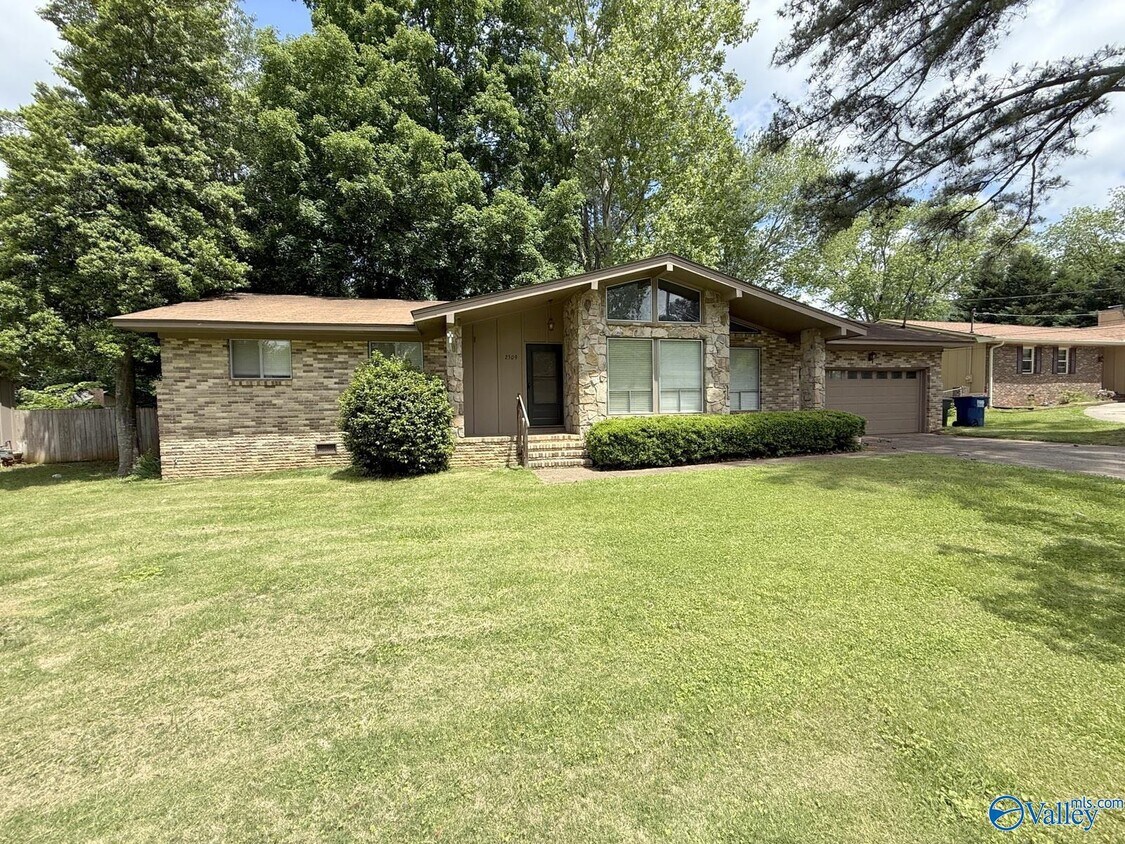 Foto principal - 2509 Excalibur Dr SE