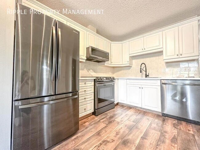 Building Photo - Modern 2 Beds, 2 Baths Apartment/Condo | A...