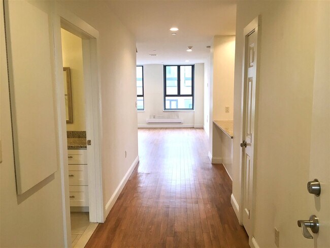 Building Photo - 875 Elm St