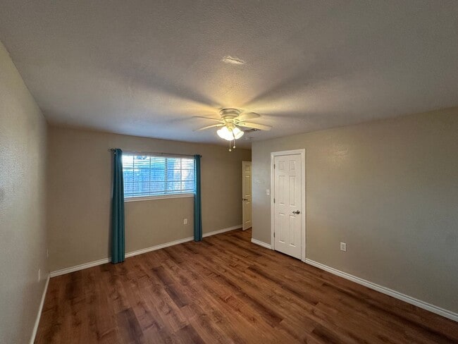 Building Photo - Bright 3-Bed, 2-Bath Lewisville Home with Spacious Fenced Yards