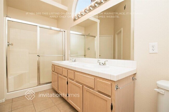 Foto del edificio - 5823 Berry Hill Ln