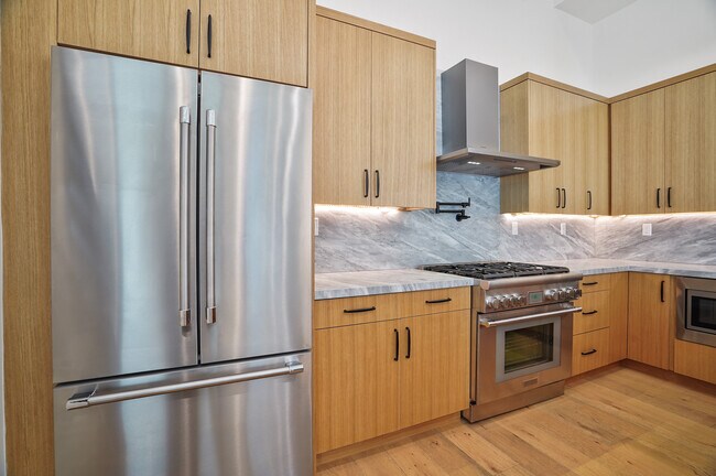 Foto del edificio - 6325 Primrose Ave