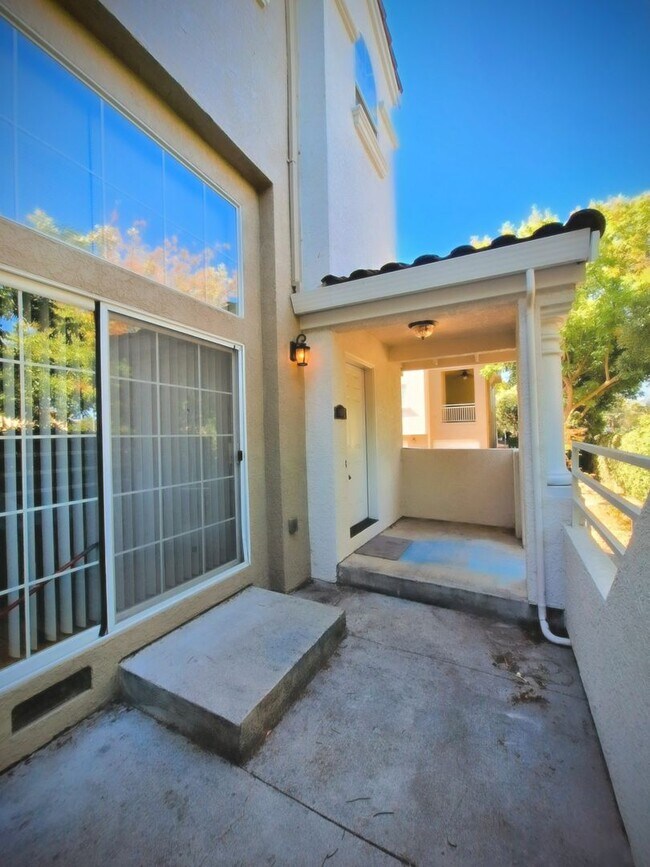 Building Photo - Beautiful 3bd Multi-level Condo With Attac...