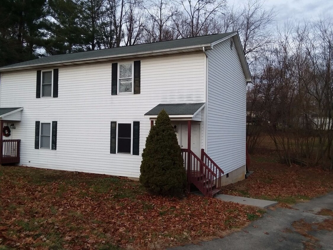 Christiansburg, 3 BR / 2.5 BA Available Now. - Christiansburg, 3 BR / 2.5 BA Available Now.